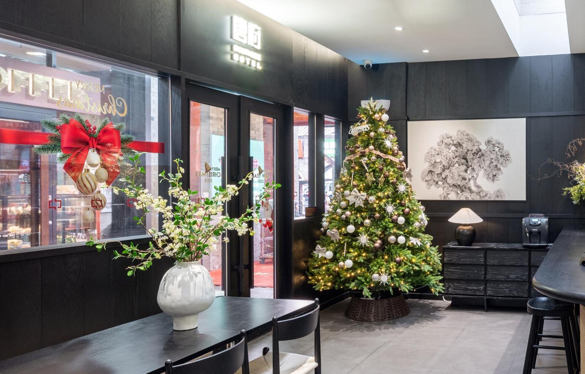 Beijing Tangfu Nanluoguxiang Wang Fu Jing Forbidden City Snack Street Hotel,1 Stop Walking To Airport Express,3 Stop To Tiananmen&Free Laundry Dry Service &Professional Free Tour Ticket Service With English Speaking Staff Exterior photo